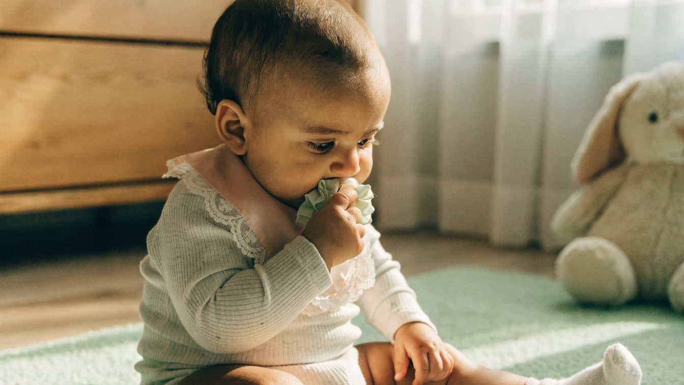 التسنين: متى يبدأ؟ وكيف تخففين ألم طفلك بأمان؟ 🦷