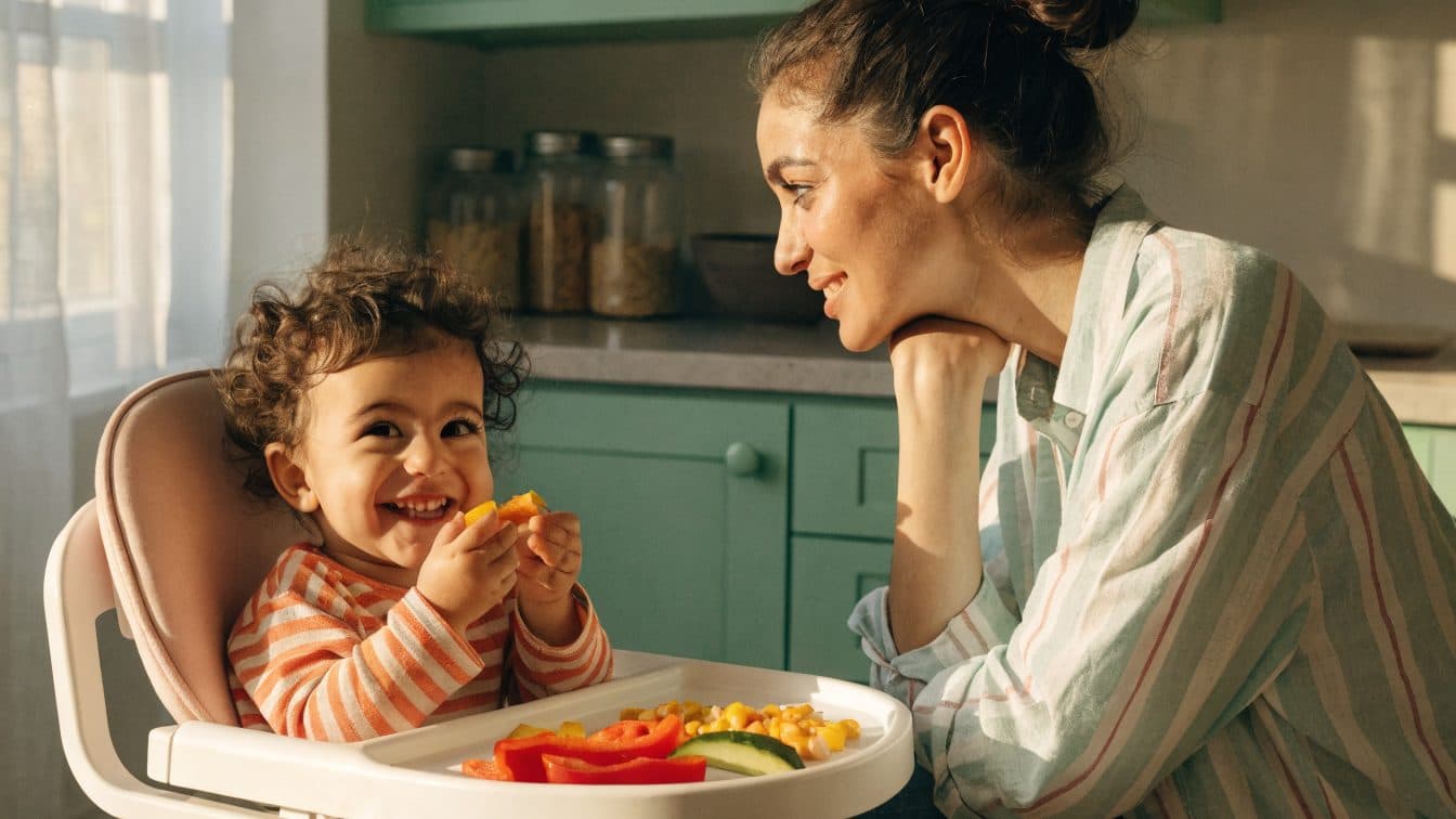 أكل طفلك بعد السنة: جدول وجبات ونصائح لطفل «ما يأكل» 🍽️